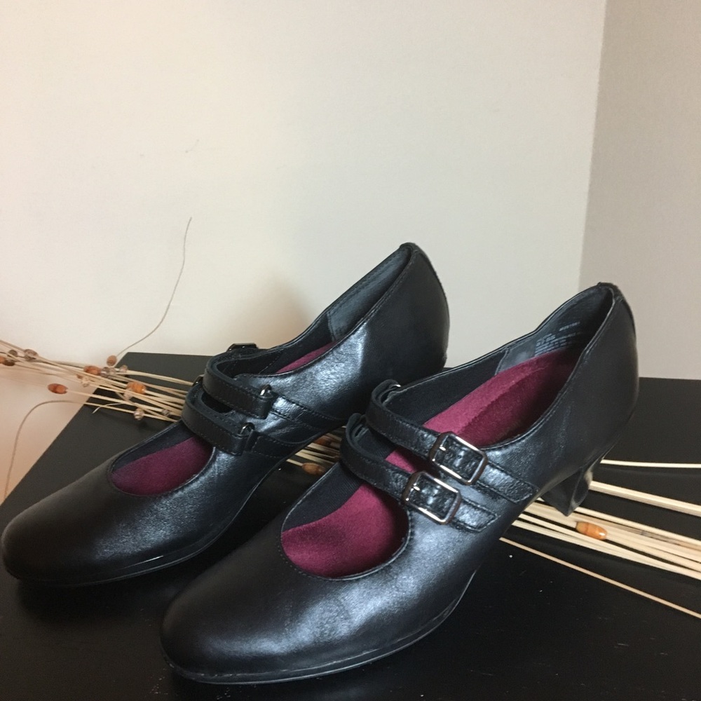 Black Pumps with Strap
